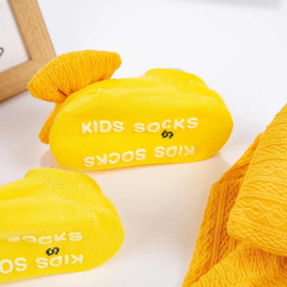 Baby Hat & Socks Gift Set – 3-Piece Bow Beanie & Non-Slip Socks (0–12M)