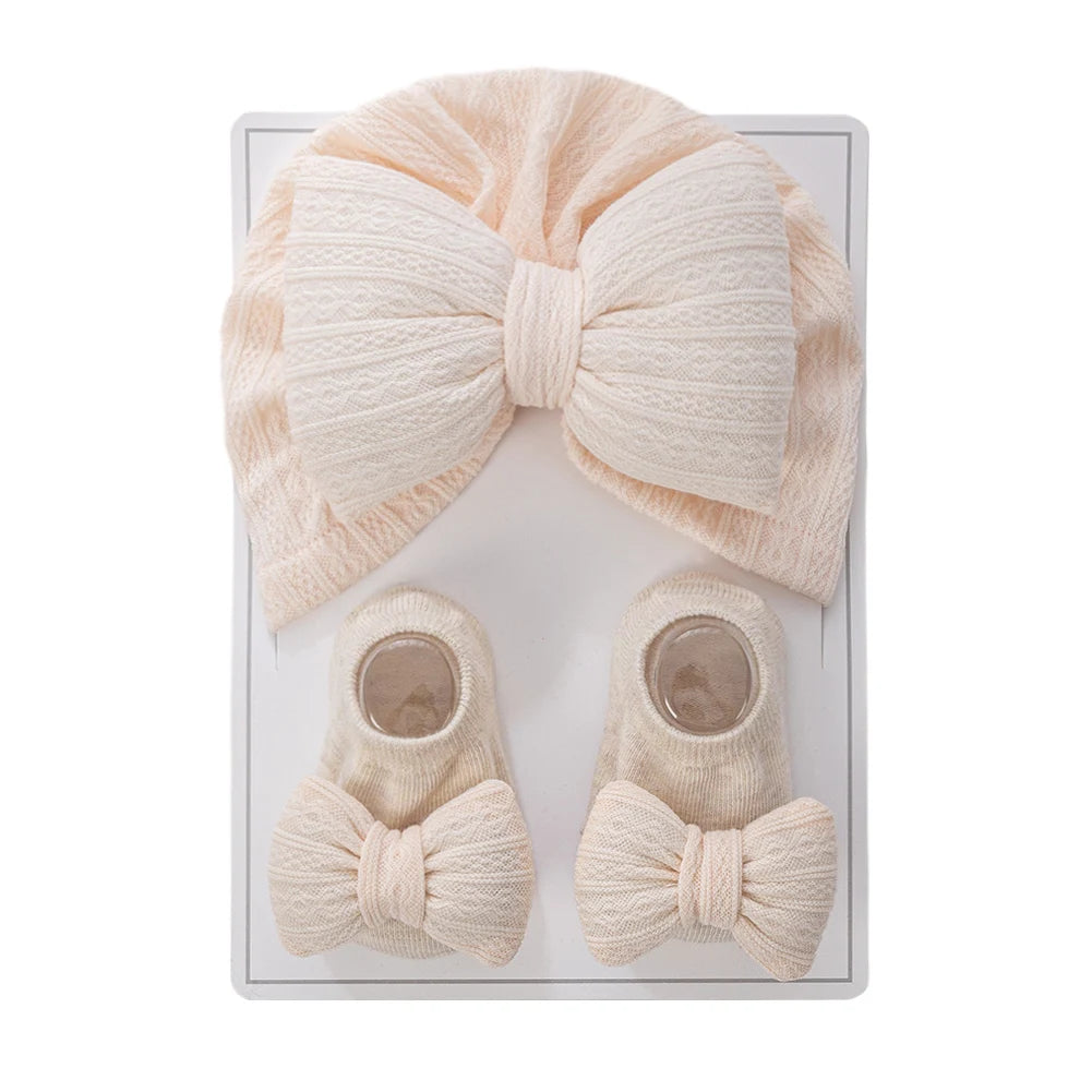 Baby Hat & Socks Gift Set – 3-Piece Bow Beanie & Non-Slip Socks (0–12M)