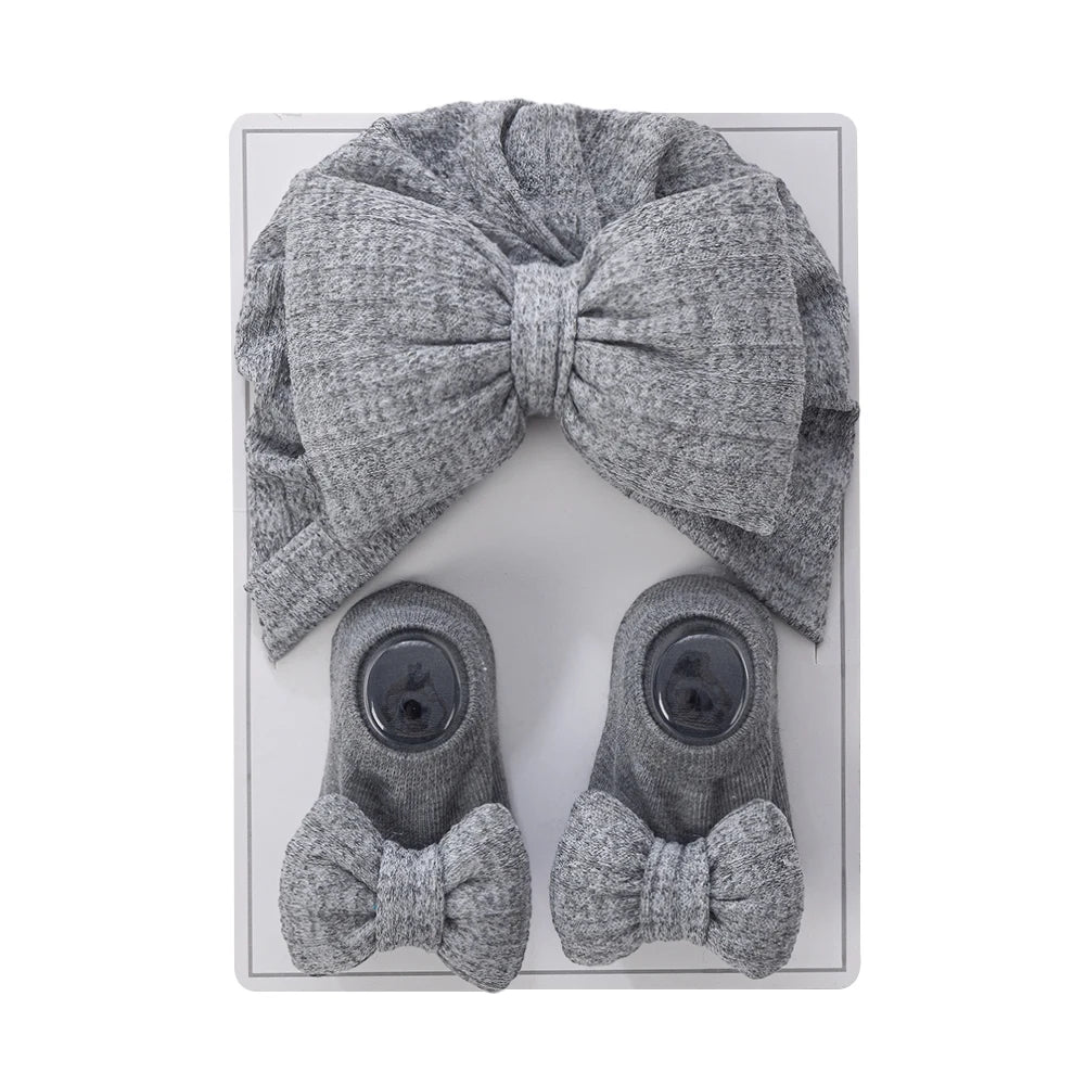 Baby Hat & Socks Gift Set – 3-Piece Bow Beanie & Non-Slip Socks (0–12M)
