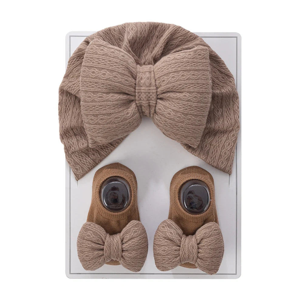 Baby Hat & Socks Gift Set – 3-Piece Bow Beanie & Non-Slip Socks (0–12M)